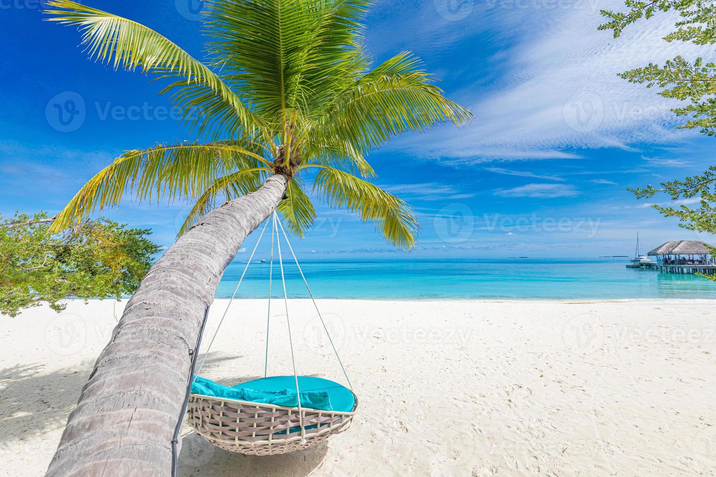 paar reizen huwelijksreis strand achtergrond net zo zomer landschap met rustig strand schommel of hangmat en wit zand en kalmte zee voor strand spandoek. vakantie en zomer vakantie concept. vrije tijd levensstijl foto