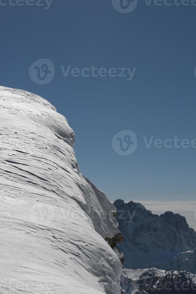 Dolomieten enorme panorama uitzicht in de wintersneeuw foto