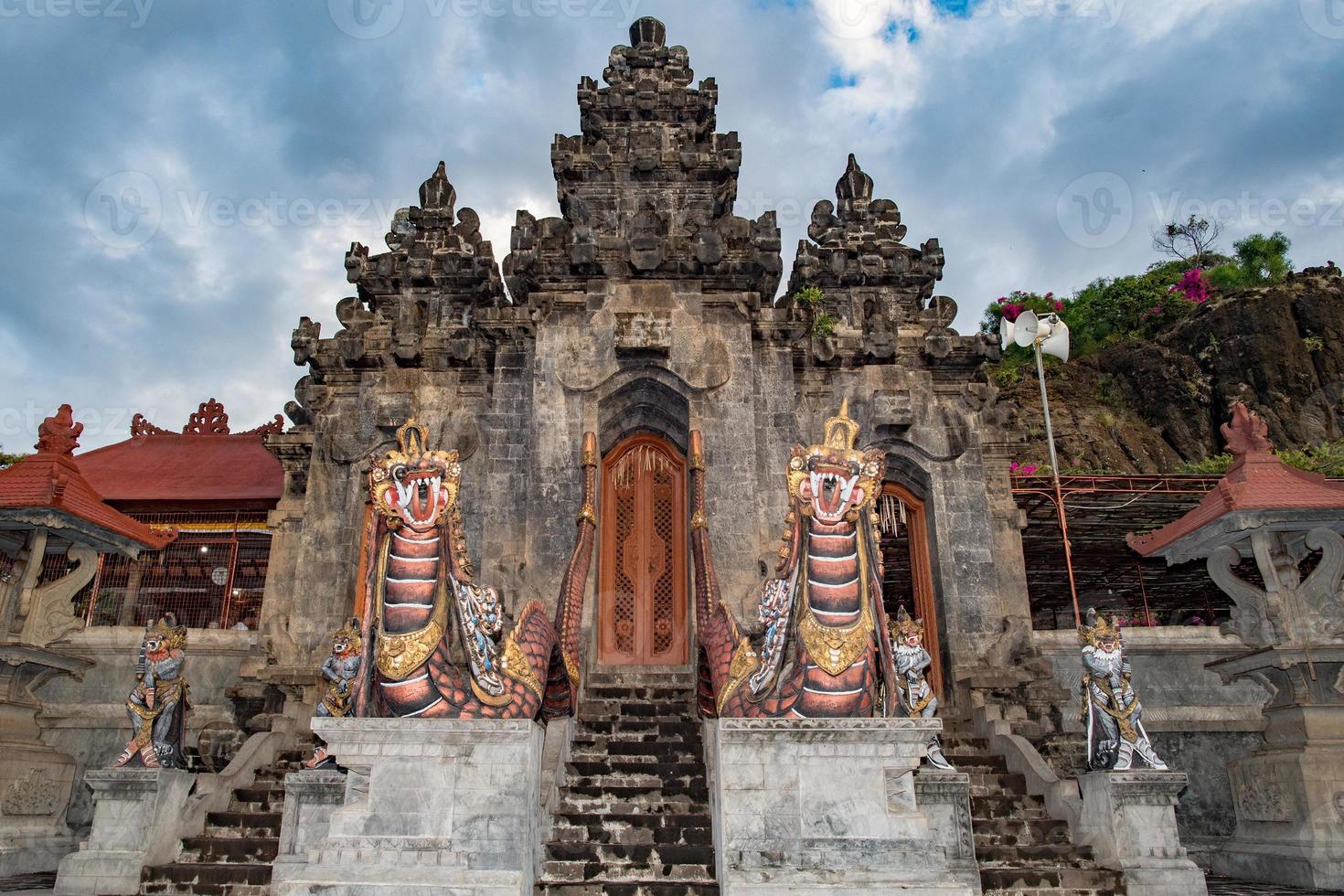 balinees tempel Ingang deur dichtbij omhoog detail foto