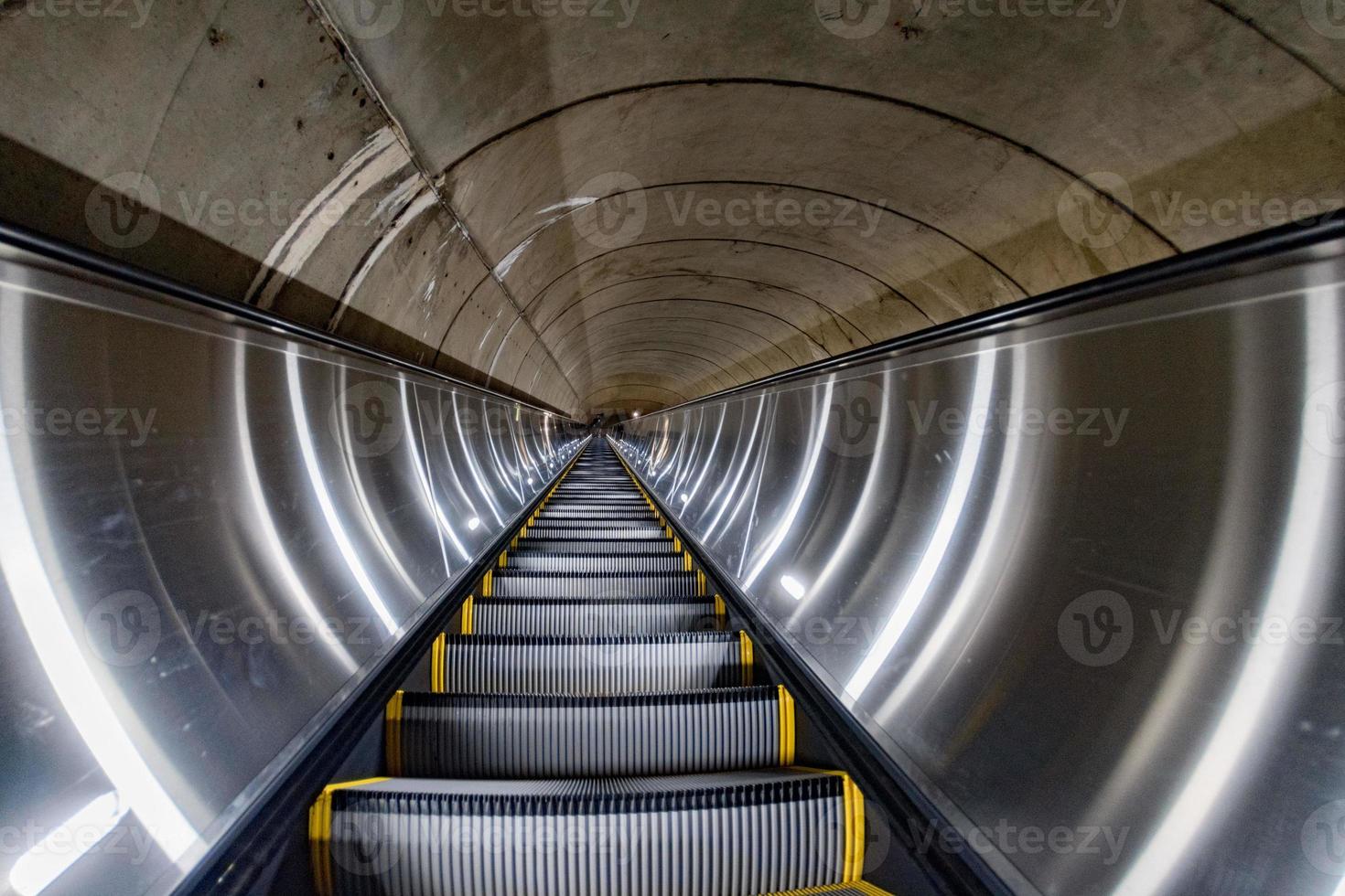 ondergronds metro metro in beweging roltrap foto