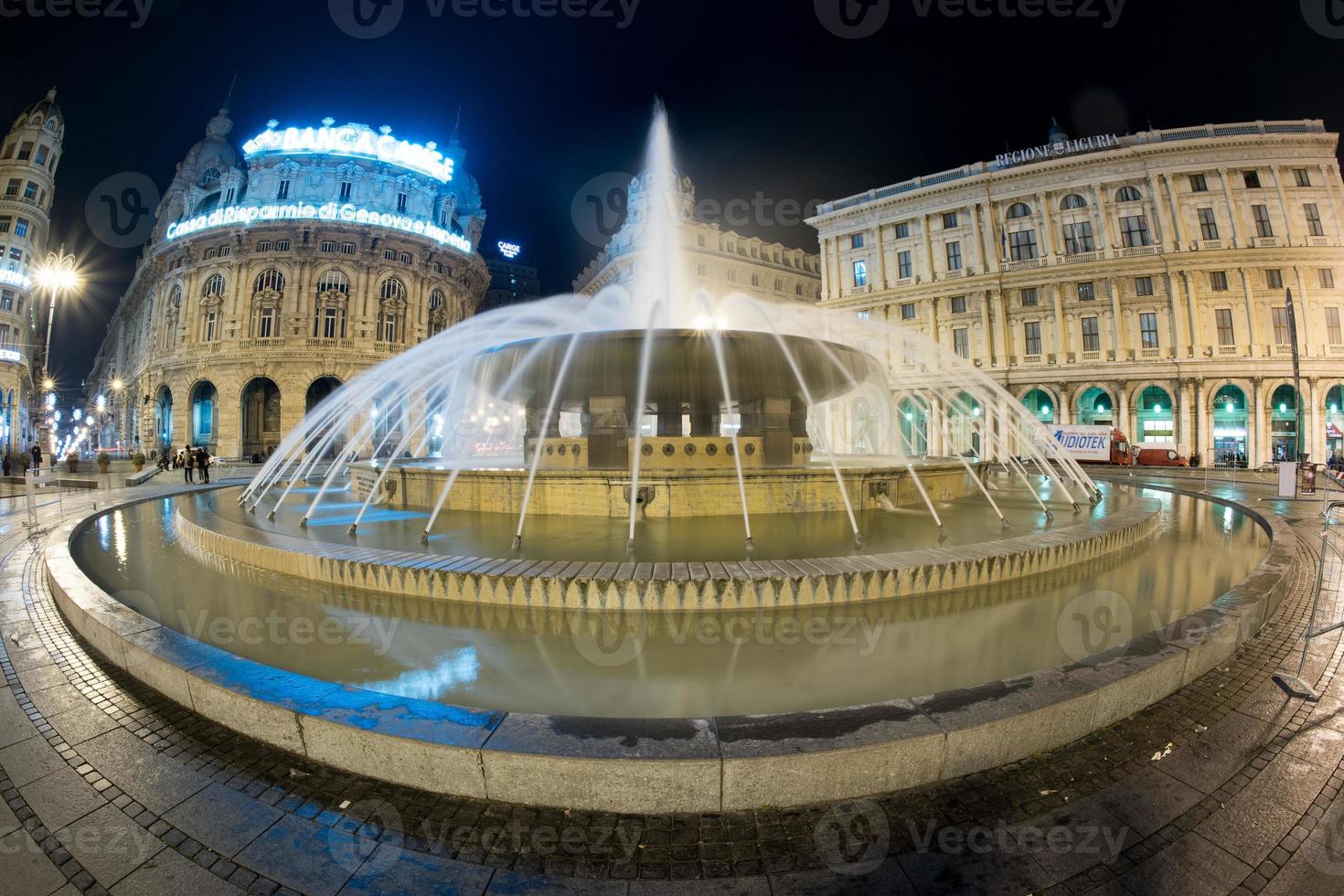 Genua, Italië - december, 19 2015 - gelukkig nieuw jaar en vrolijk Kerstmis vuurwerk foto