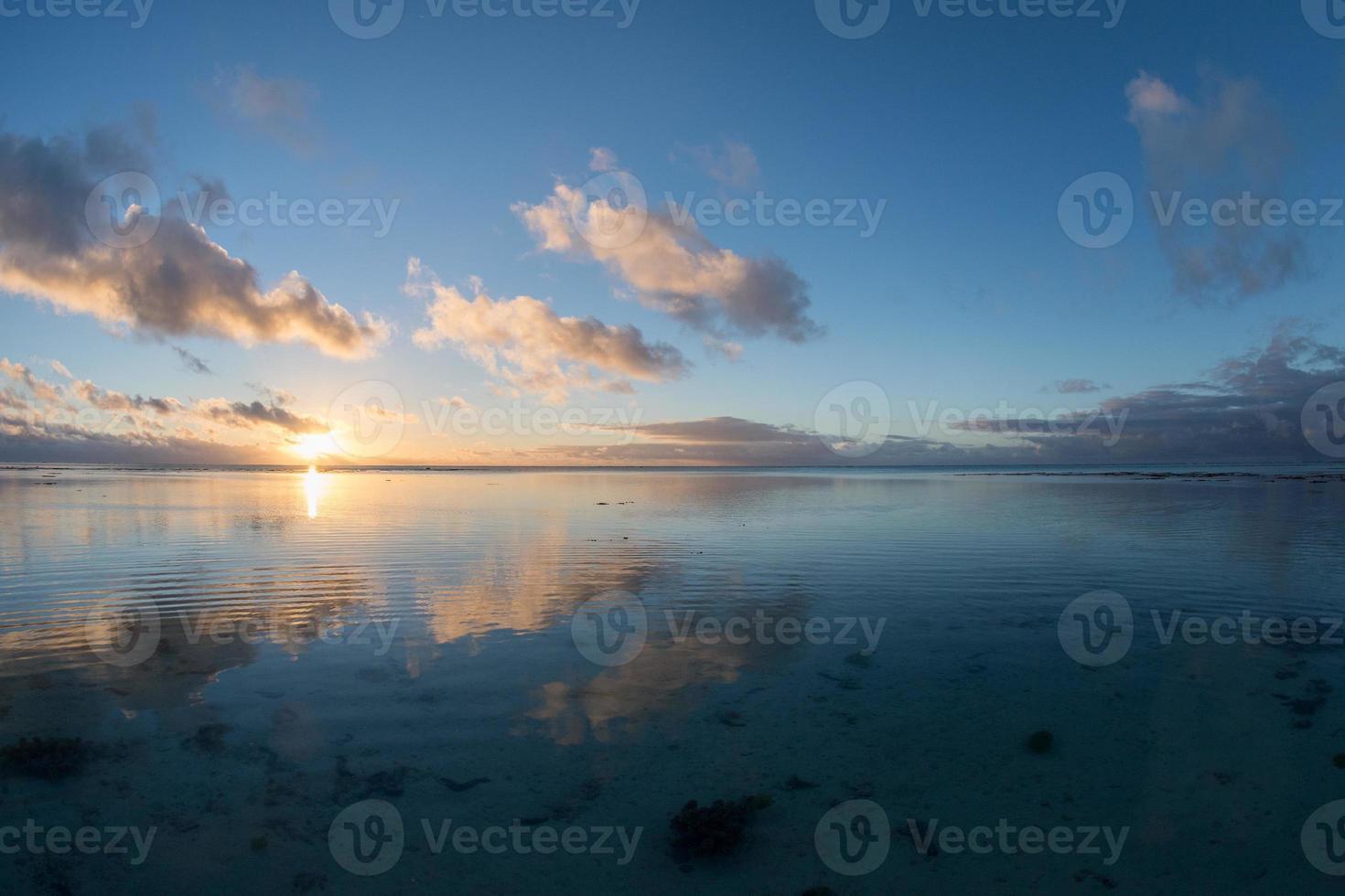 zonsondergang Aan polynesisch wit zand strand foto