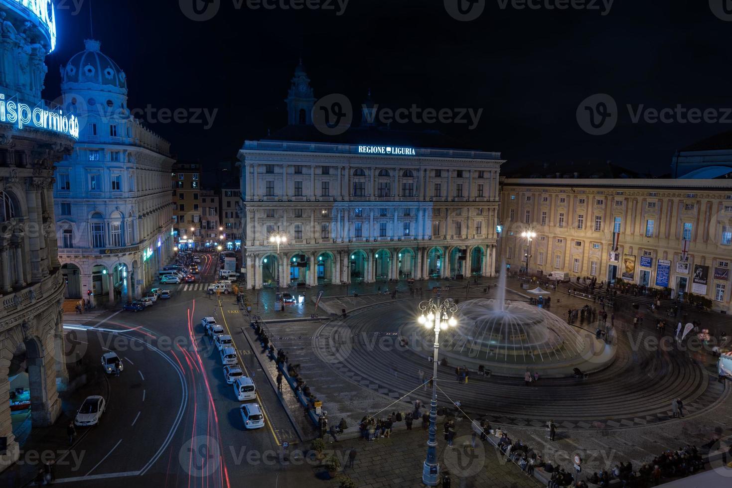 Genua, Italië - december, 19 2015 - gelukkig nieuw jaar en vrolijk Kerstmis vuurwerk foto