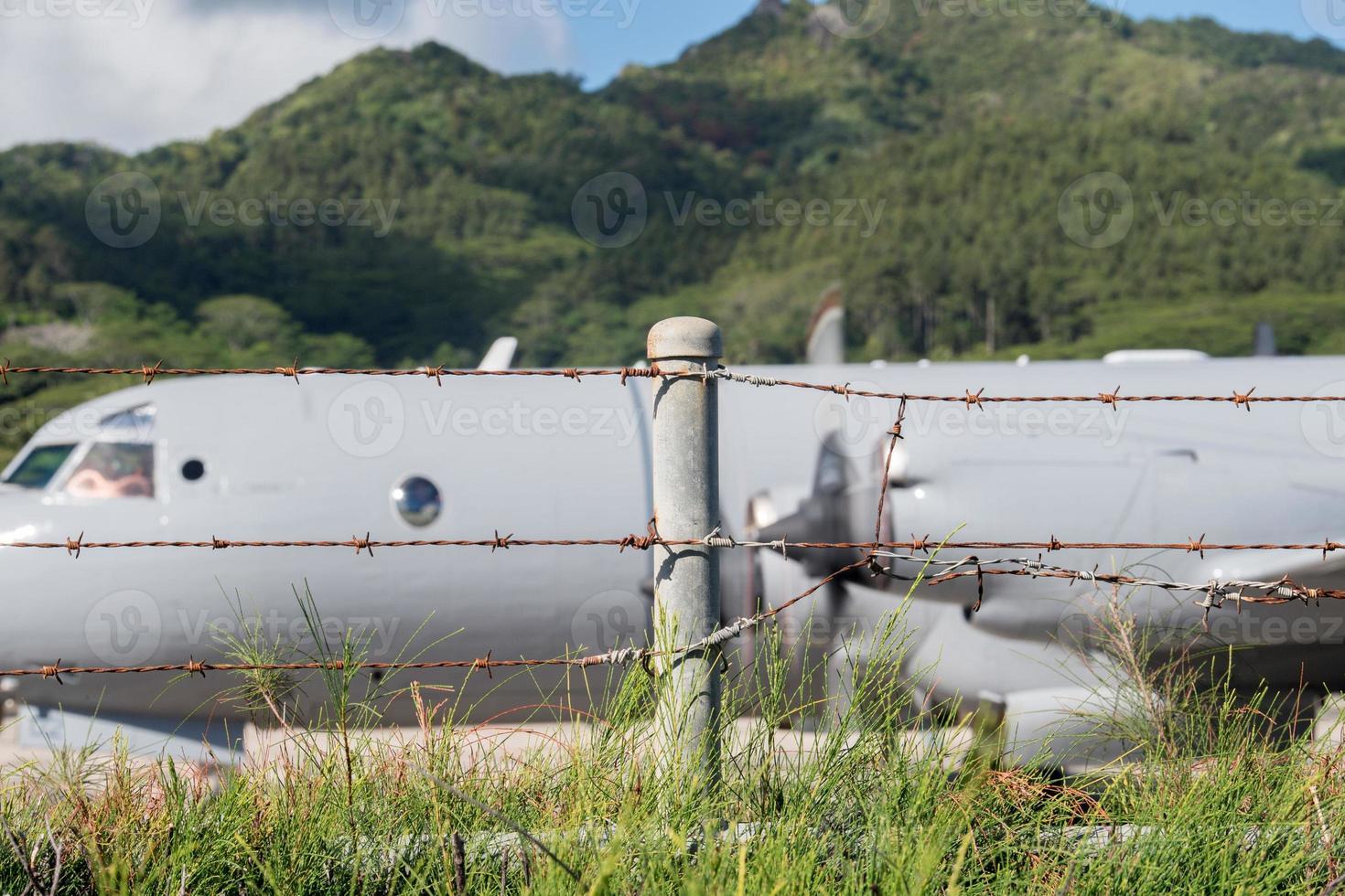 leger vliegtuig achter met weerhaken draad foto