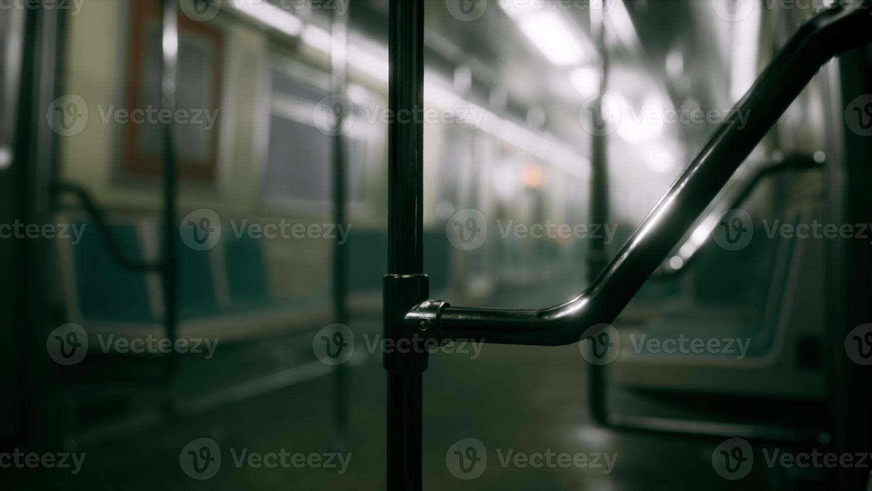 8k leeg metaal metro trein in stedelijk chicago foto