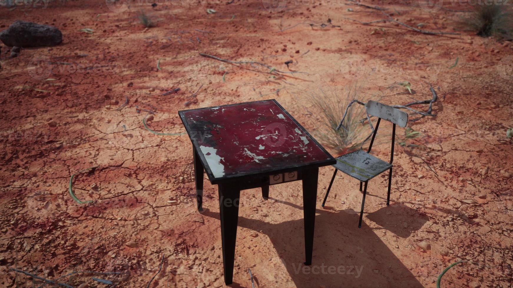 oud ruster metaal tafel in woestijn foto
