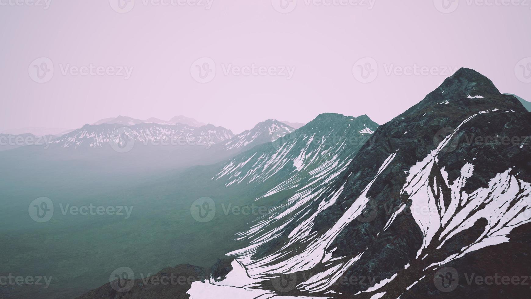 mist over- hoog berg top foto