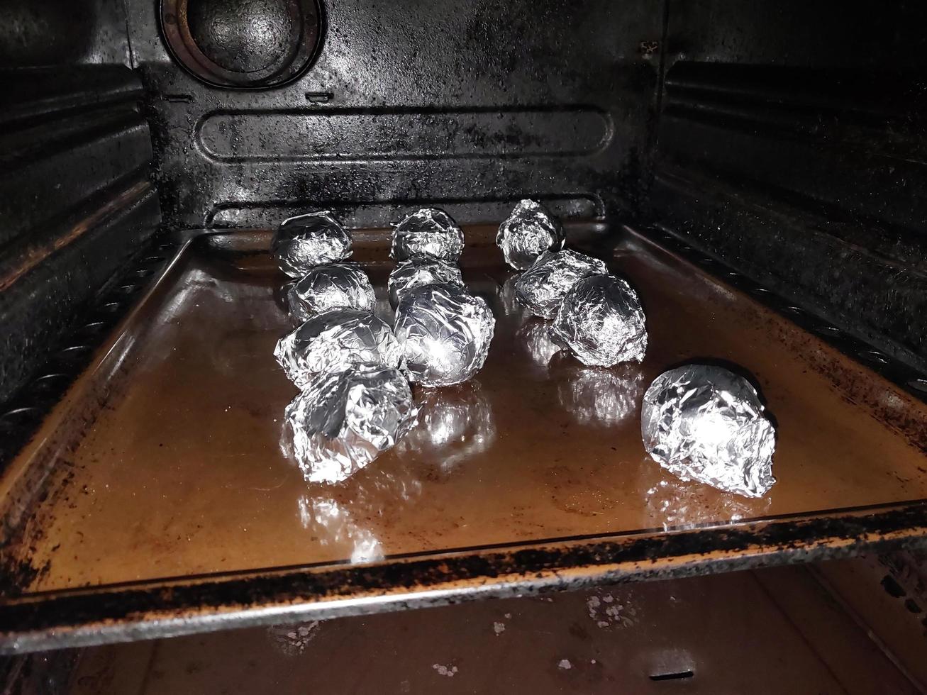 aardappelen gebakken in de keuken oven foto