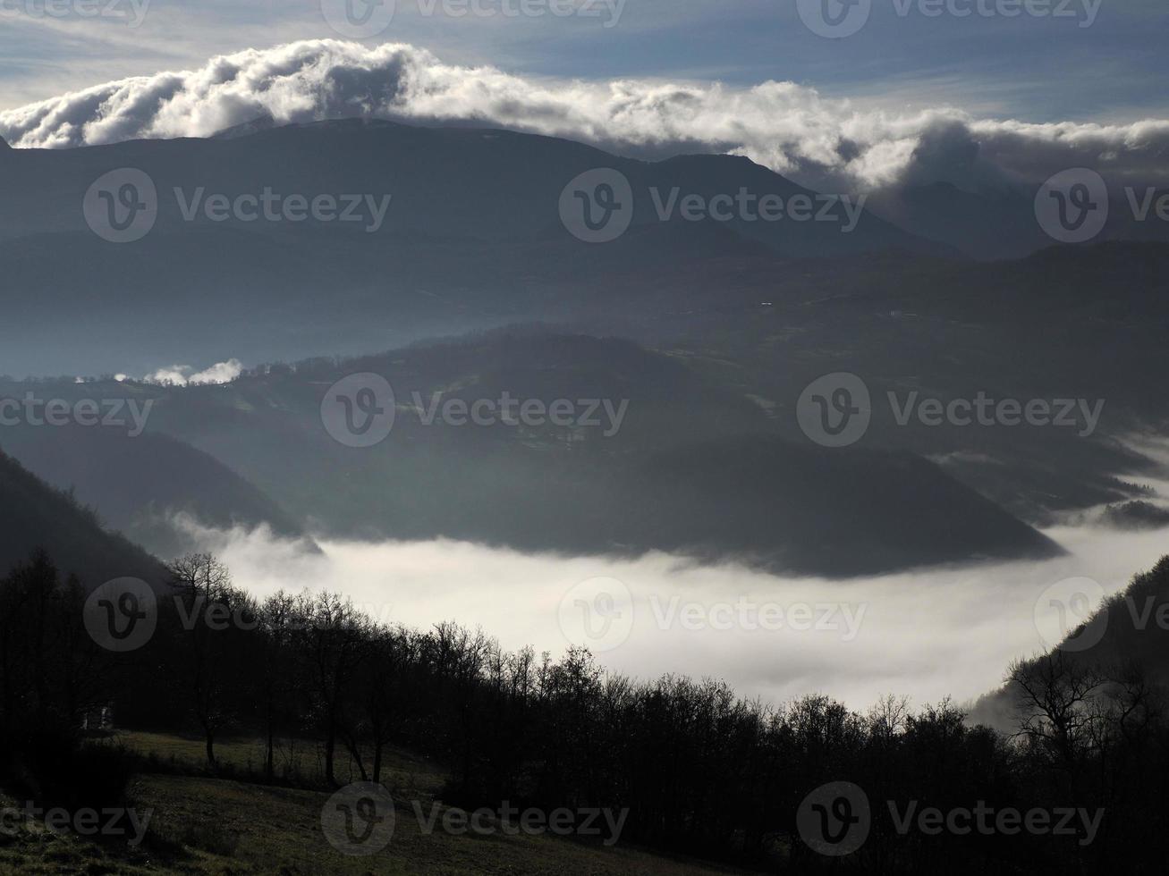 laag wolken Leuk vinden mist in appennijnen vallei in de omgeving van bismantova steen een rots vorming in de toscaans-emiliaans Apennijnen foto