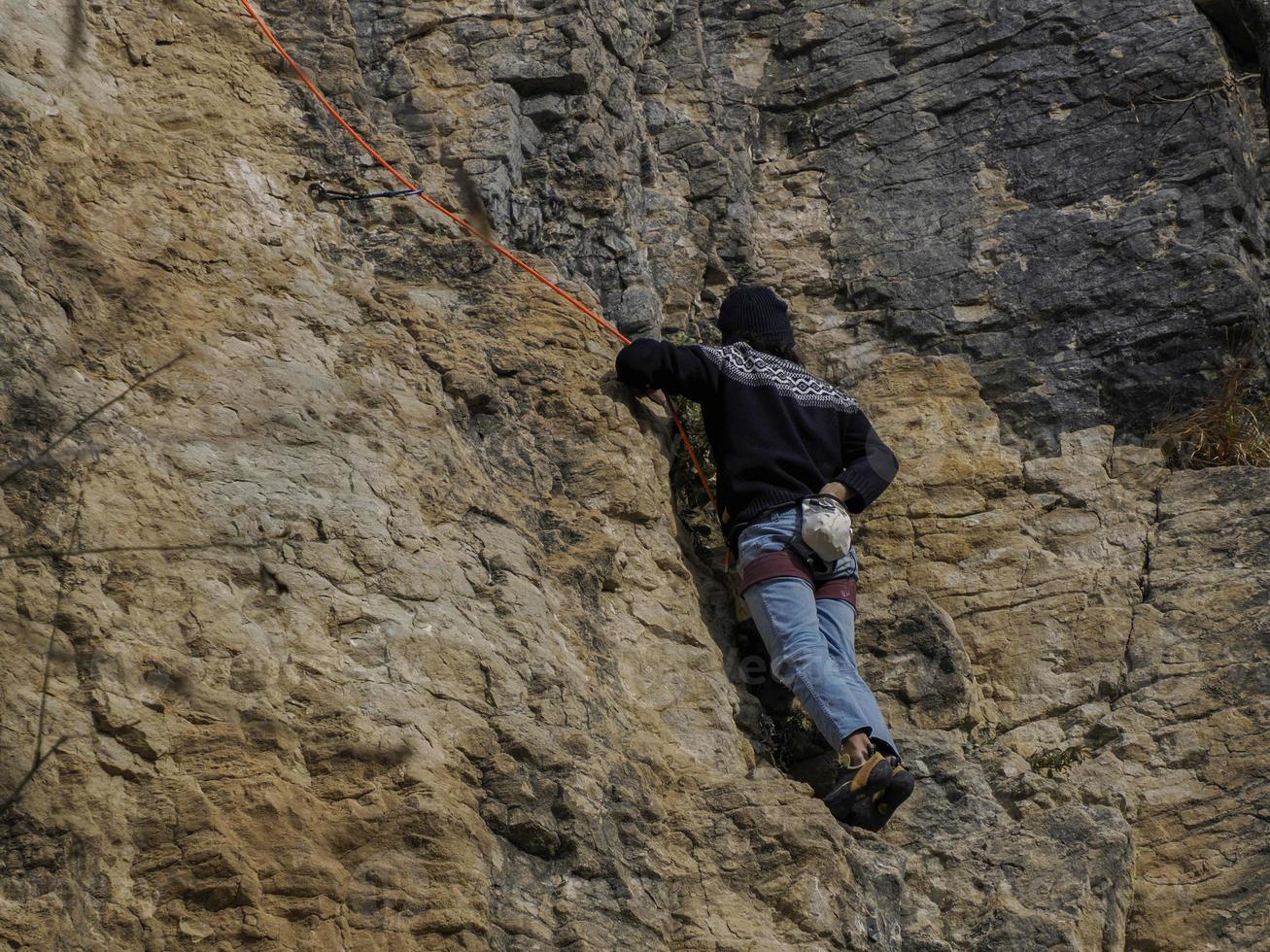 rots klimmer klimt Aan de bismantova steen in de tosco emiliano appennino park foto