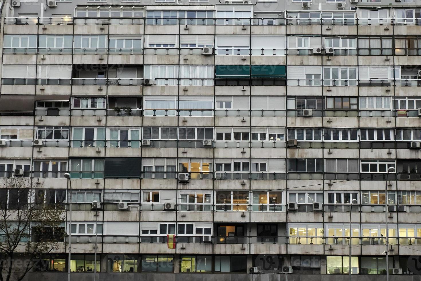 veel ramen van populair appartementen in pinar de chamartijn Oppervlakte Madrid foto