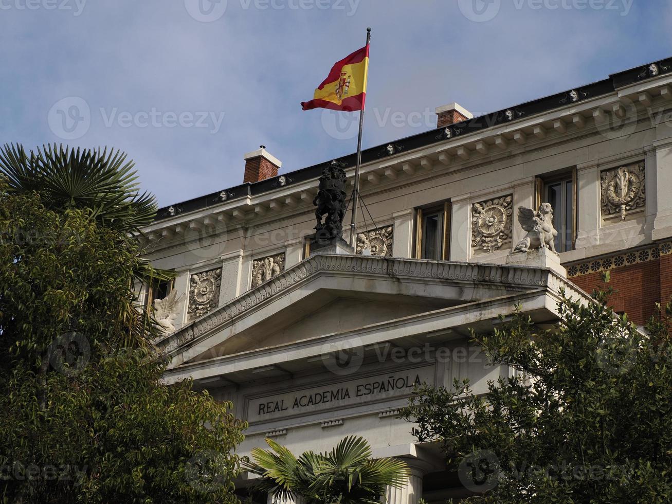 perspectief van de neoklassiek facade van de Koninklijk Spaans academie in Madrid, Spanje in de tekst. foto