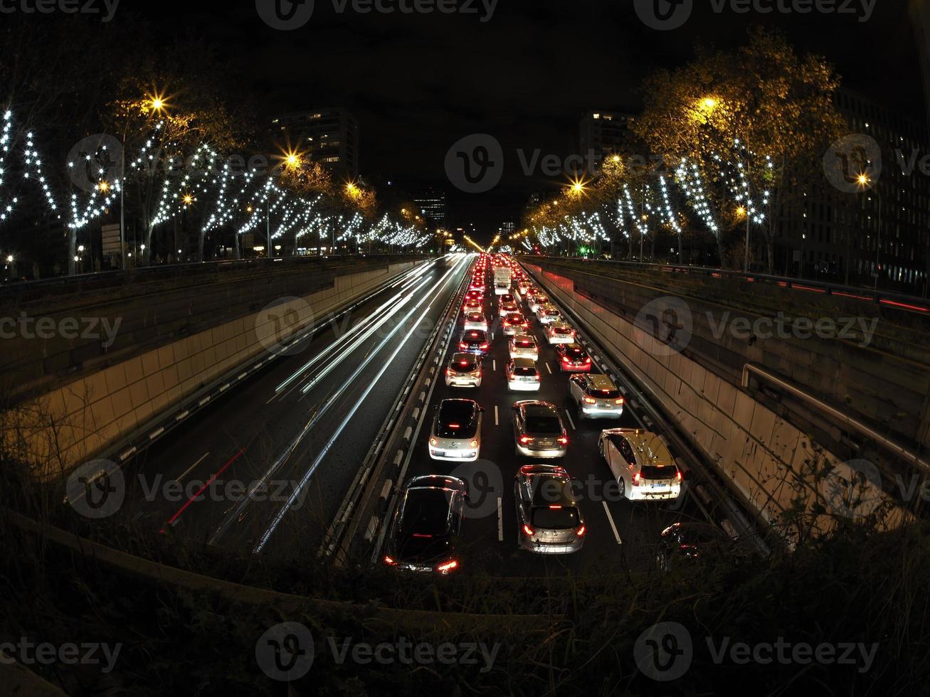 verkeer jam in Madrid Castilla plaats Bij nacht met auto lichten sporen foto