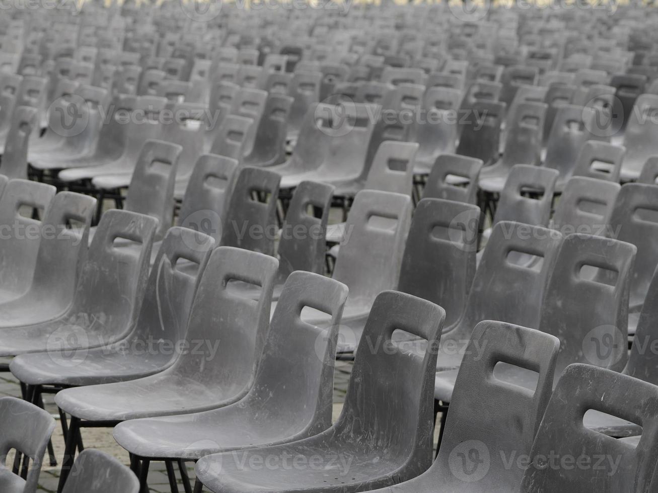 veel stoelen voordat paus francieken massa in heilige peter plein Vaticaan stad Rome buitenkant visie foto