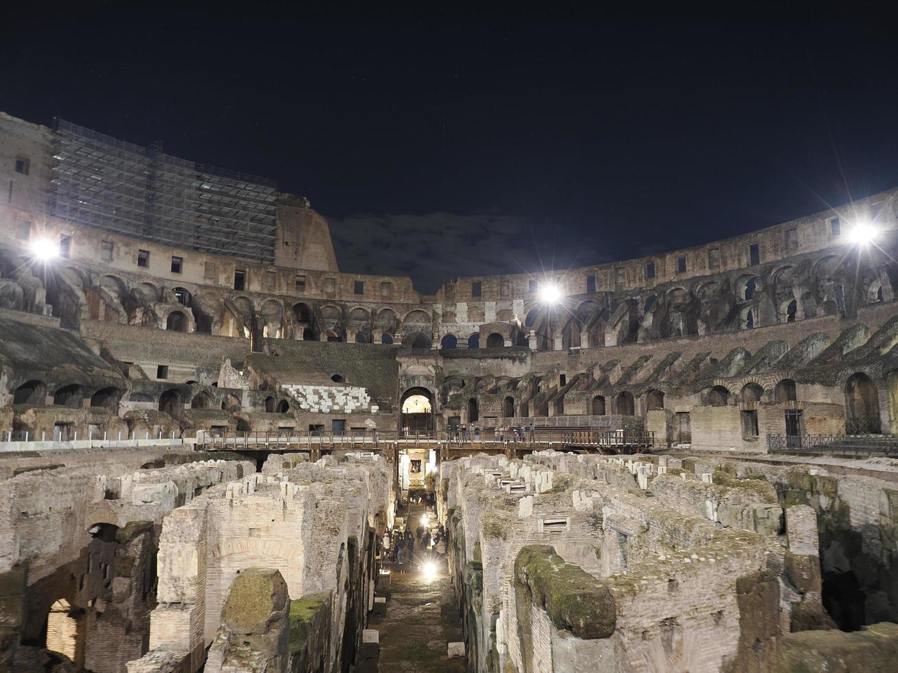 colosseum in Rome, Italië interieur visie Bij nacht, 2022 foto