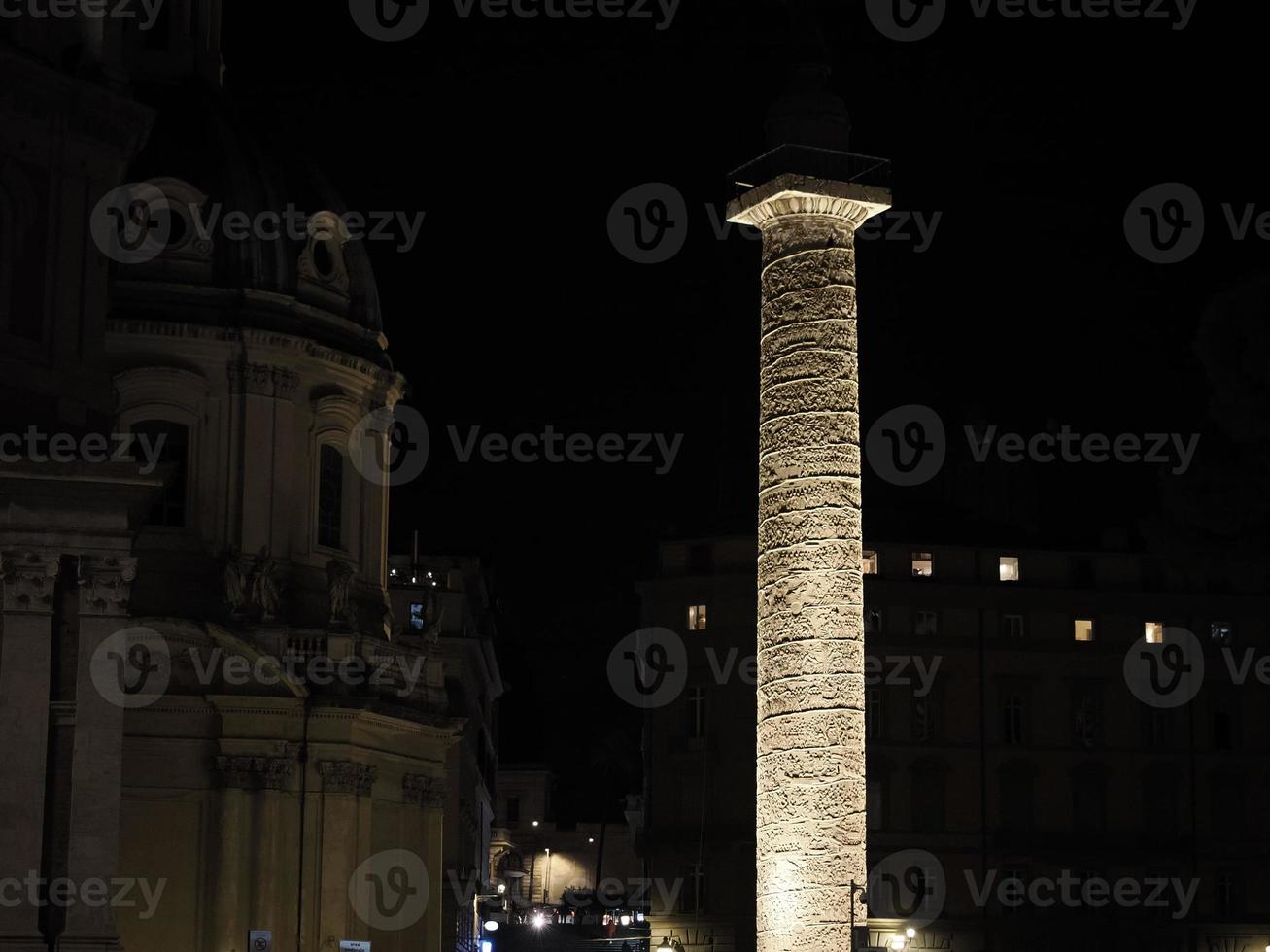 traian kolom fori imperiali Rome visie Bij nacht foto