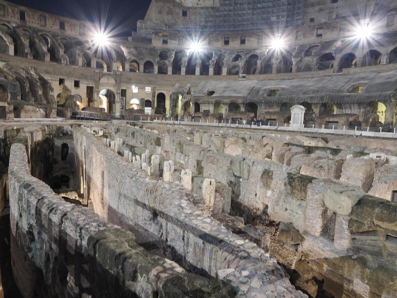 colosseum in Rome, Italië interieur visie Bij nacht, 2022 foto