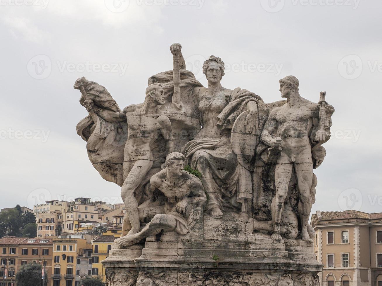 standbeeld van sant'angelo brug gedurende zonnig dag in Rome foto