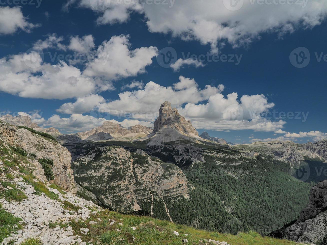 monteren piana dolomieten bergen eerste wereld oorlog paden loopgraaf schuttersputje foto