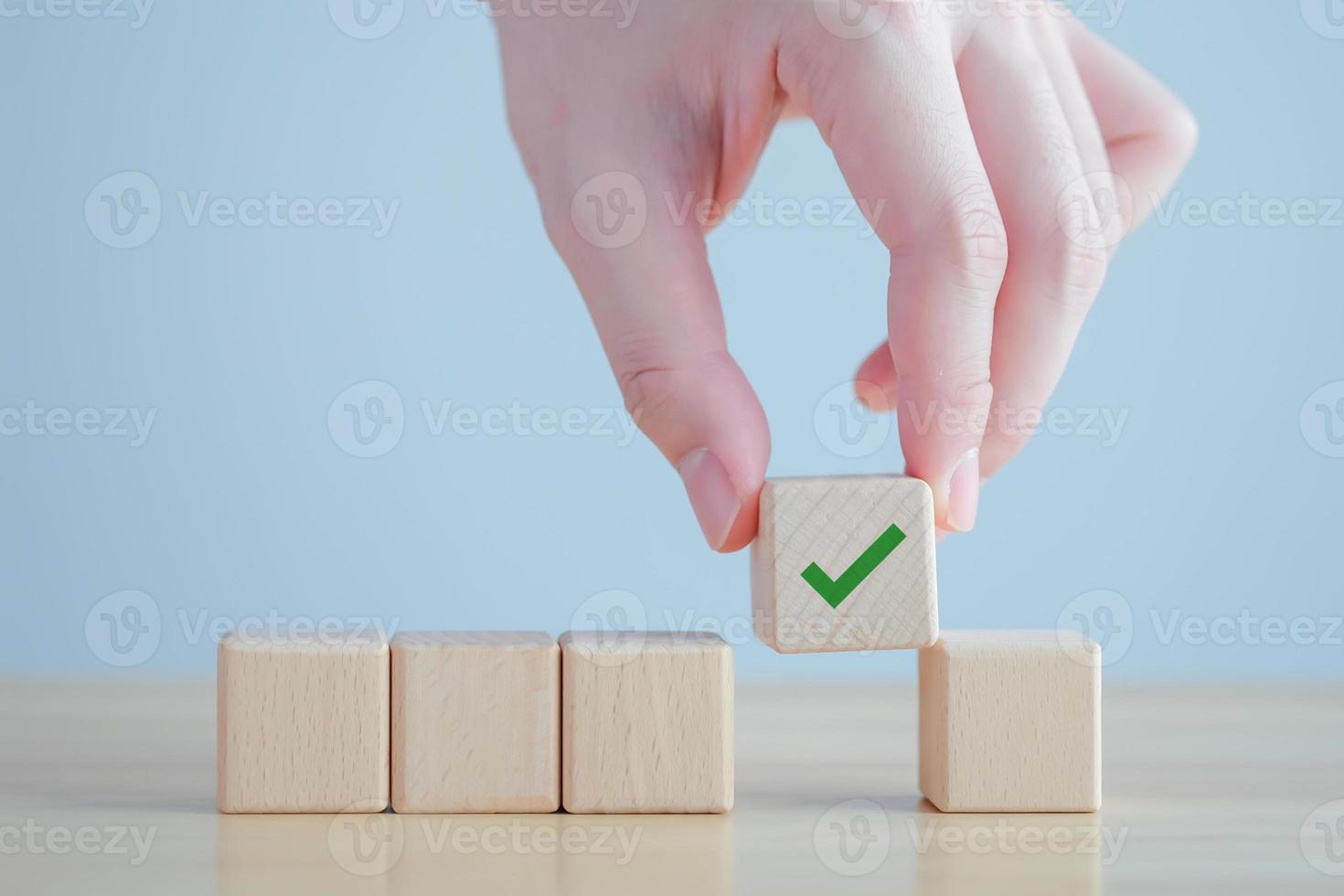 verkiezingen en stemmen, stemmen, naar Doen lijst, controlelijst, taak lijst, enquête en beoordeling concept. hand- plukken groen controleren Mark Aan houten blok. foto