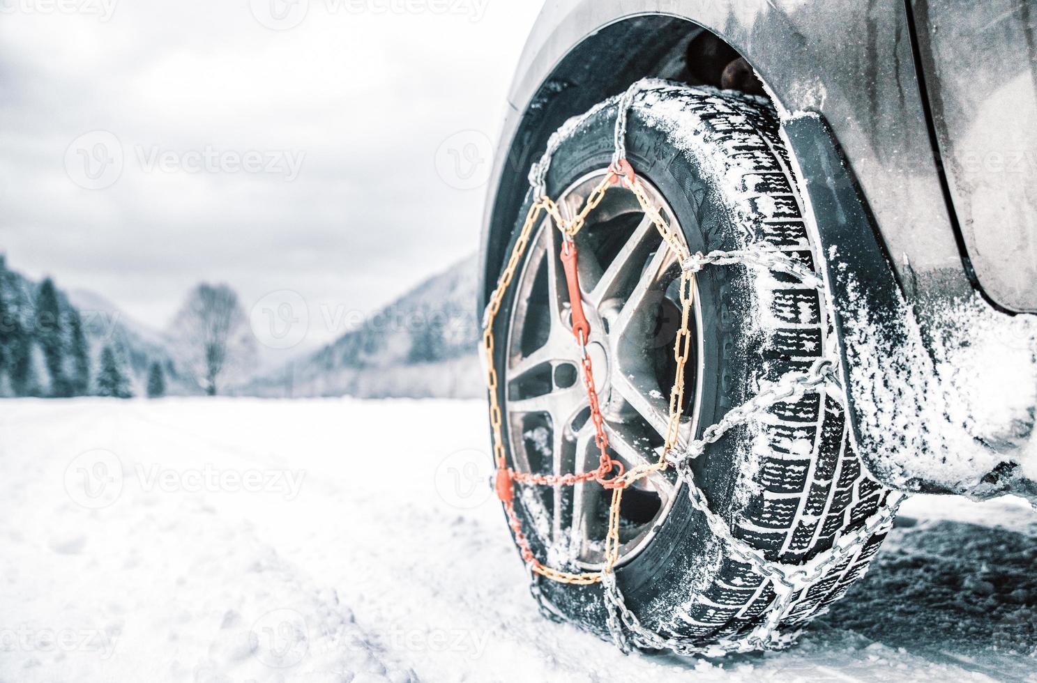 de kettingen sneeuw voor een wiel auto foto
