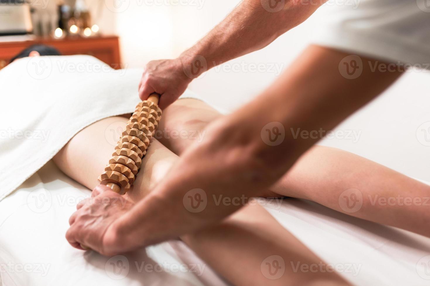 houten rol gereedschap voor anti cellulitis massage. masseren poten foto