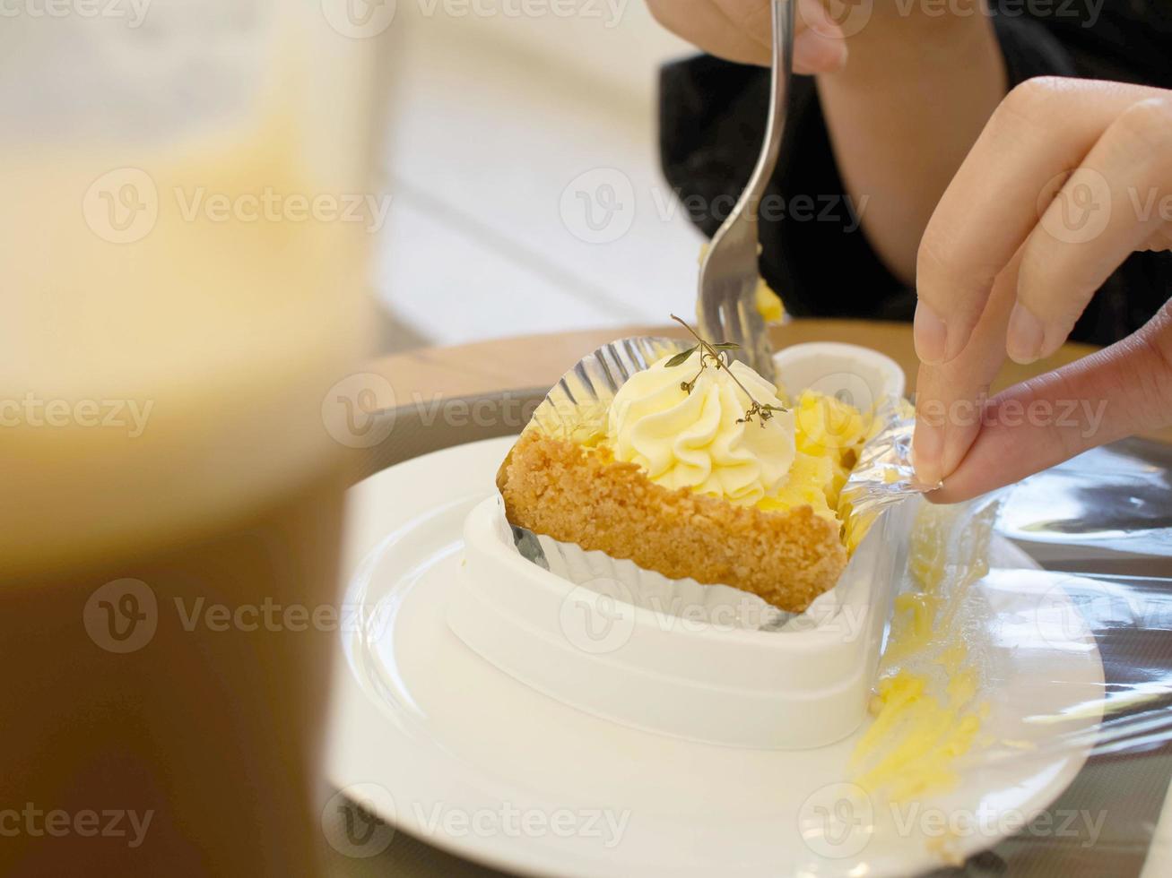 voedsel taart toetje zoet kaas bord bakkerij heerlijk fijnproever eigengemaakt taart gebakje vers keuken koffie espresso mokka chocola americano zwart drinken gezond Koken eten concept foto