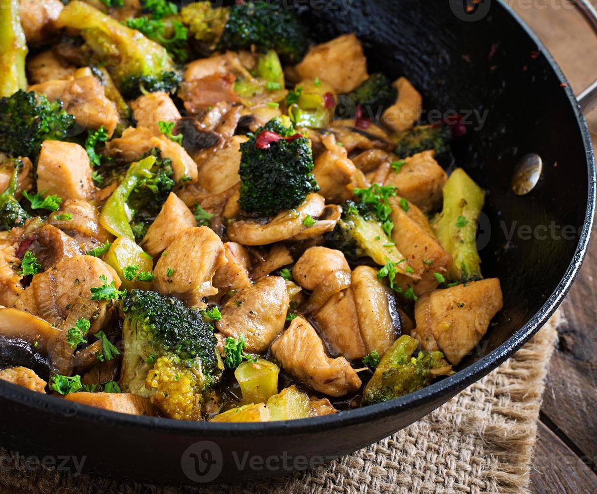 roeren bakken kip met broccoli en champignons - Chinese voedsel foto