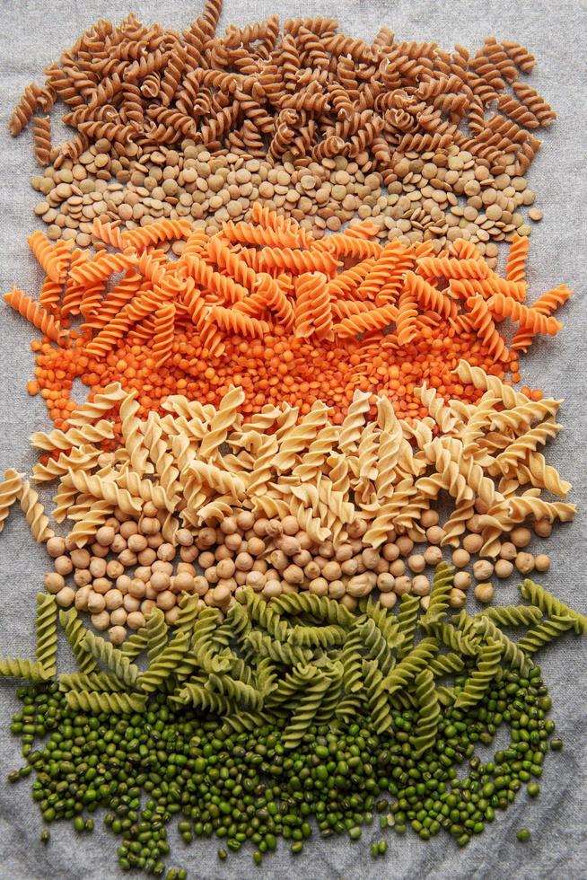 een verscheidenheid van fusilli pasta van verschillend types van peulvruchten. glutenvrij pasta. foto