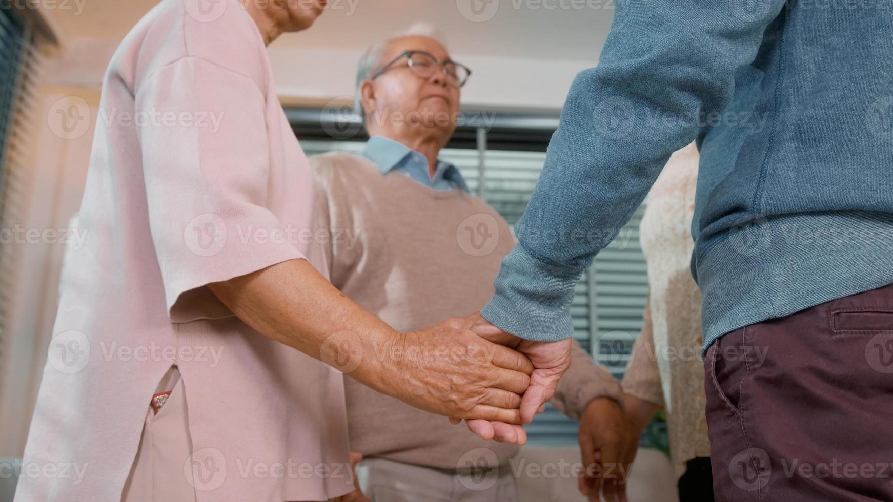 groep van Aziatisch senior mensen zijn gegeven advies door professioneel zelf zorg psycholoog Bij ouderen gezondheidszorg centrum, ouderling groep behandeling geriatrische overleg concept foto