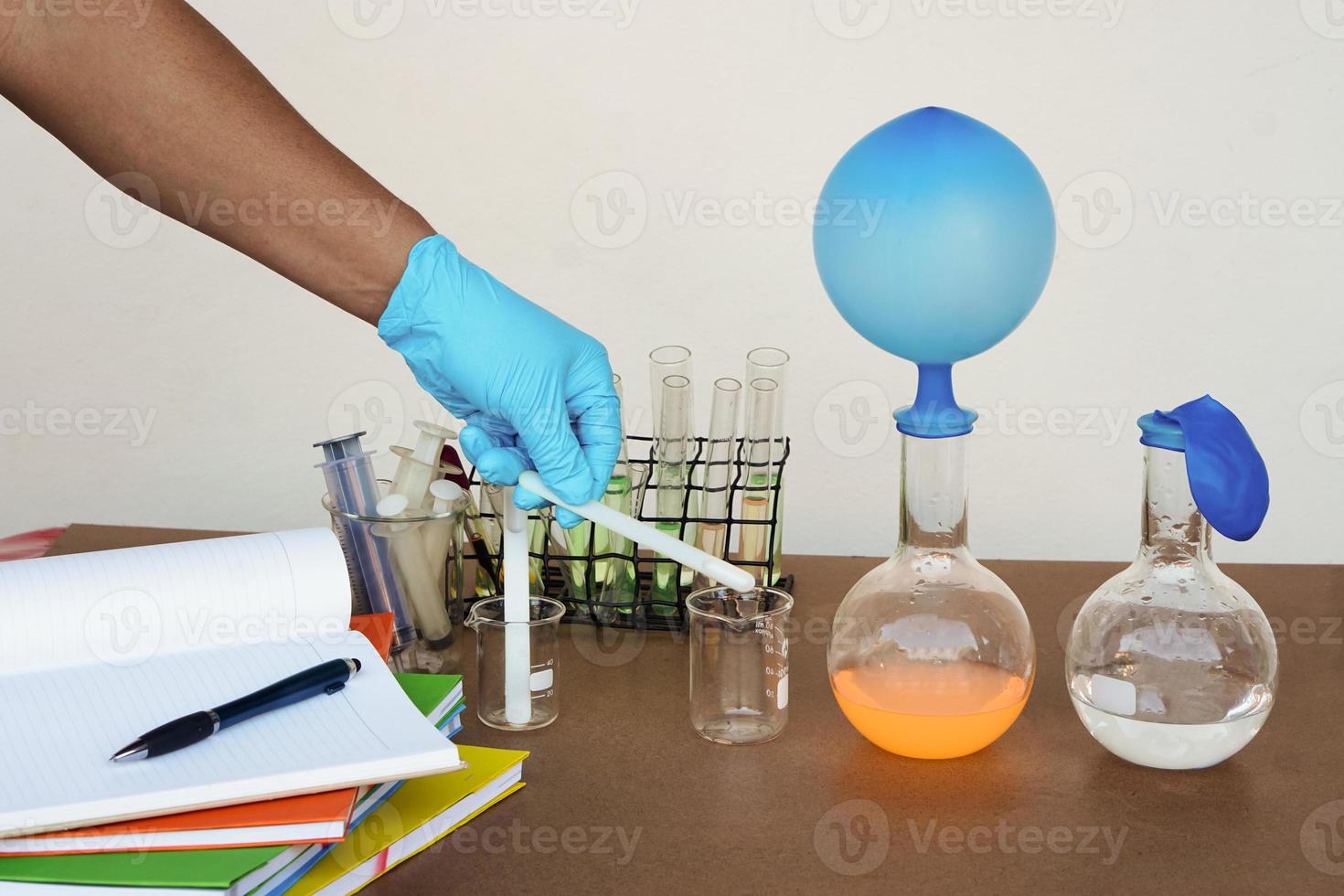 leerling Doen wetenschap experiment, laboratorium les, transparant flessen met opgeblazen ballonnen Aan top van fles. de experiment over lucht of gas- reactie door gebruik makend van chemisch stoffen. onderwijs wetenschap onderwerpen foto