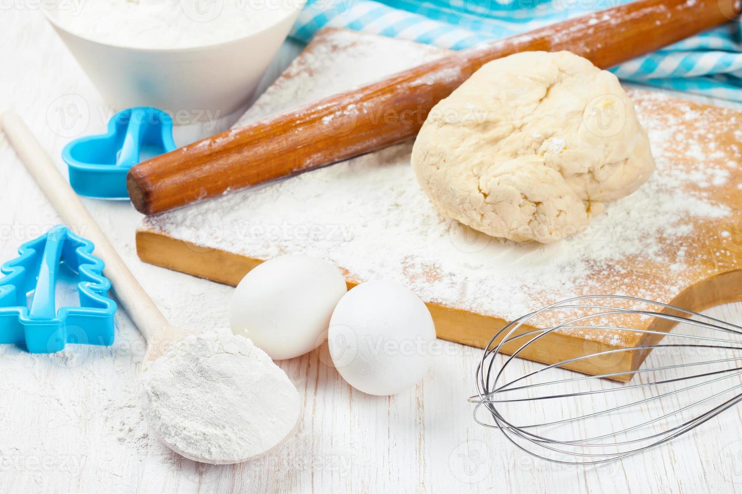 bakken ingrediënten Aan wit houten achtergrond foto