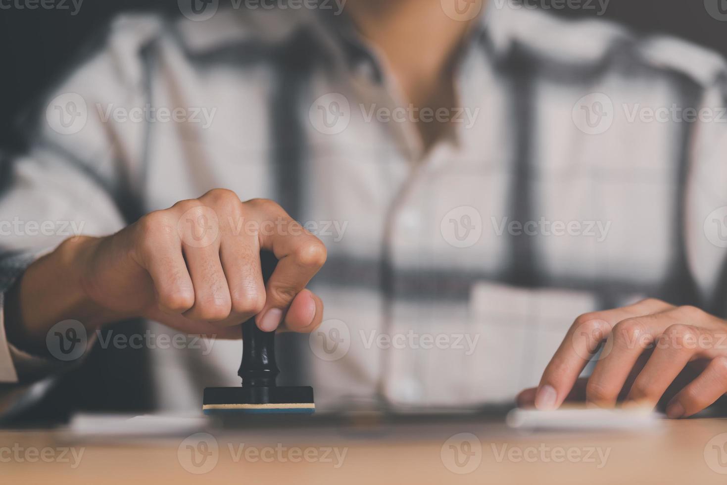 bedrijf mensen postzegel Aan de contract documenten Bij de bureau, de concept van bevestiging of goedkeuring van de overeenkomst, de toepassing autorisatie Gezag, de bank lening documenten door steun. foto