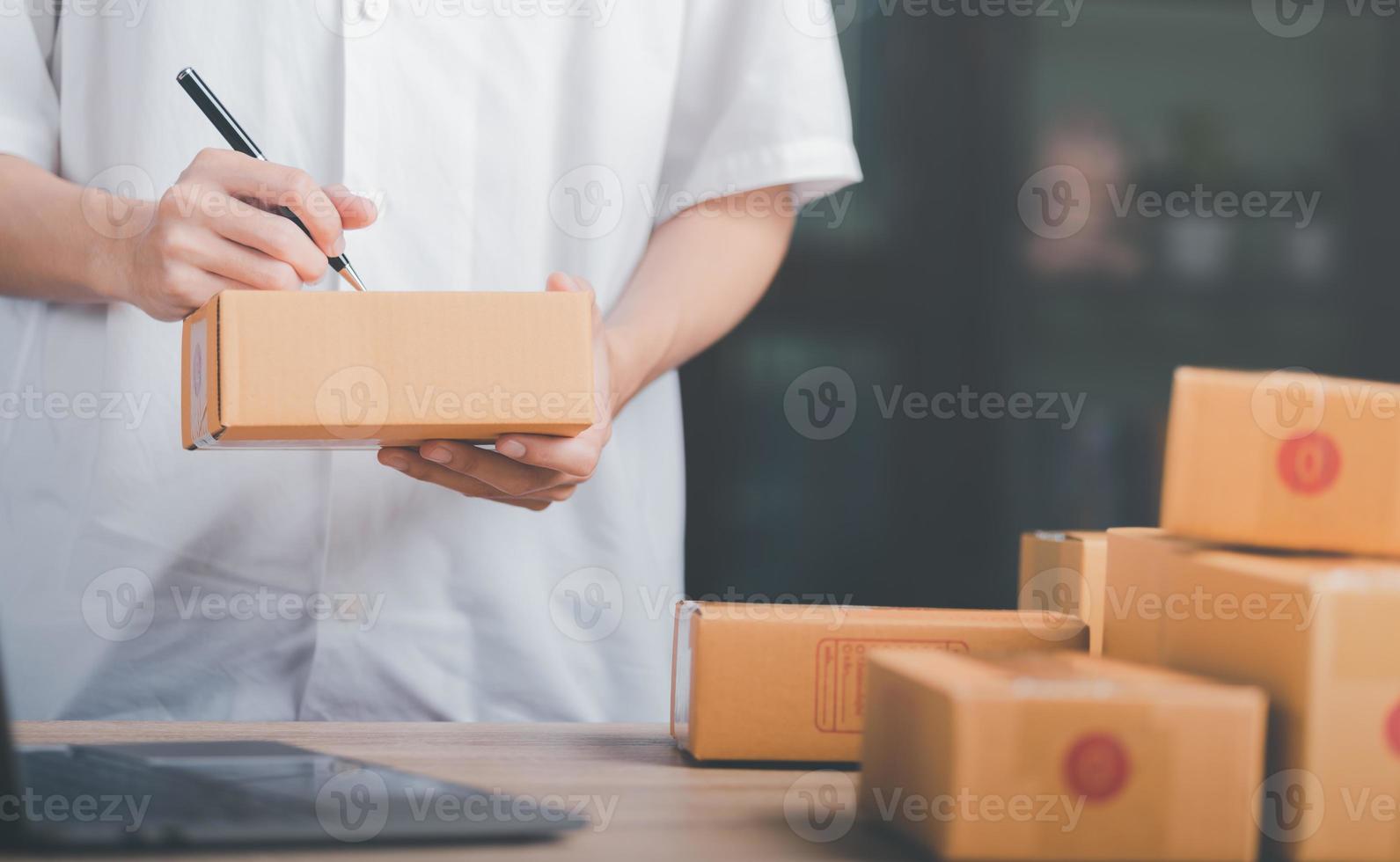 opstarten of klein bedrijf ondernemer, maken een Notitie van de levering adres van de klantenorder beheer in online winkels, boodschappen doen Aan de internetten, verkopen online Aan de internet,mkb,e-commerce, foto