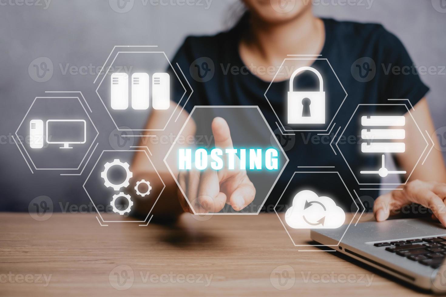 web hosting concept, woan gebruik makend van computer en persen zijn vinger Aan de virtueel scherm opschrift hosting Aan bureau, internetten, bedrijf, technologie en netwerk concept. foto