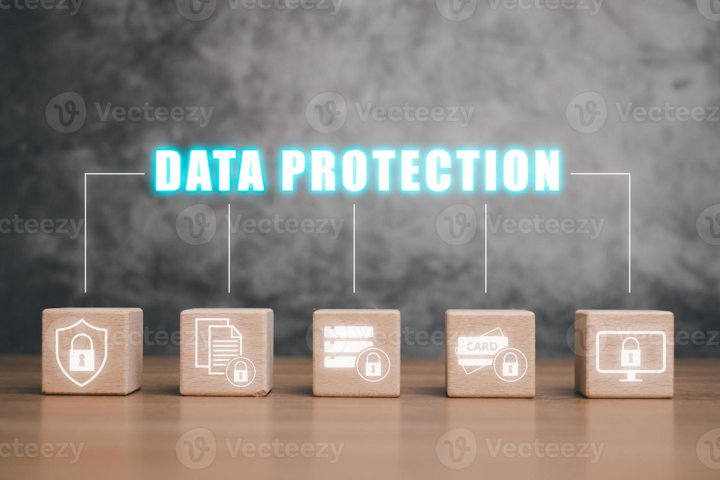 gegevens bescherming privacy concept, houten blok Aan houten bureau met gegevens bescherming icoon Aan virtueel scherm, gdpr, EU. foto