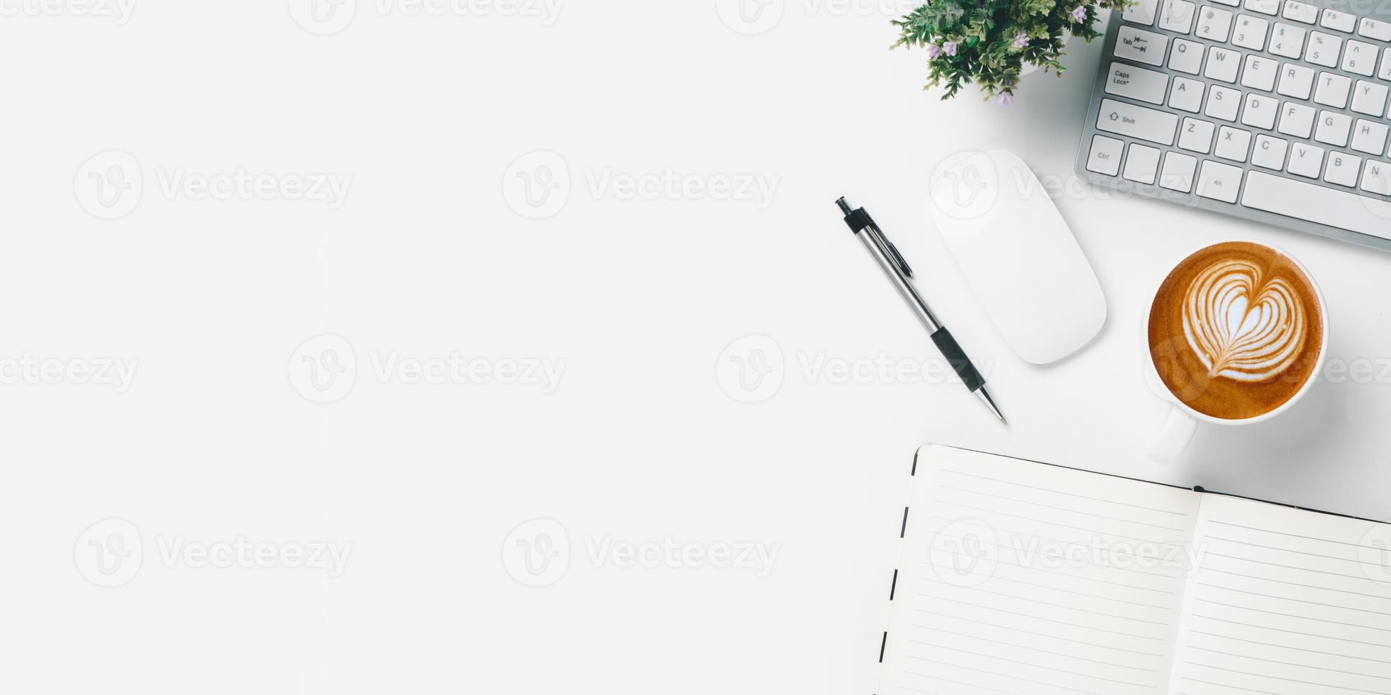 kantoor bureau met toetsenbord computer, pen, notitieboekje, kop van koffie Aan wit achtergrond, top visie met kopiëren ruimte, bespotten omhoog. foto