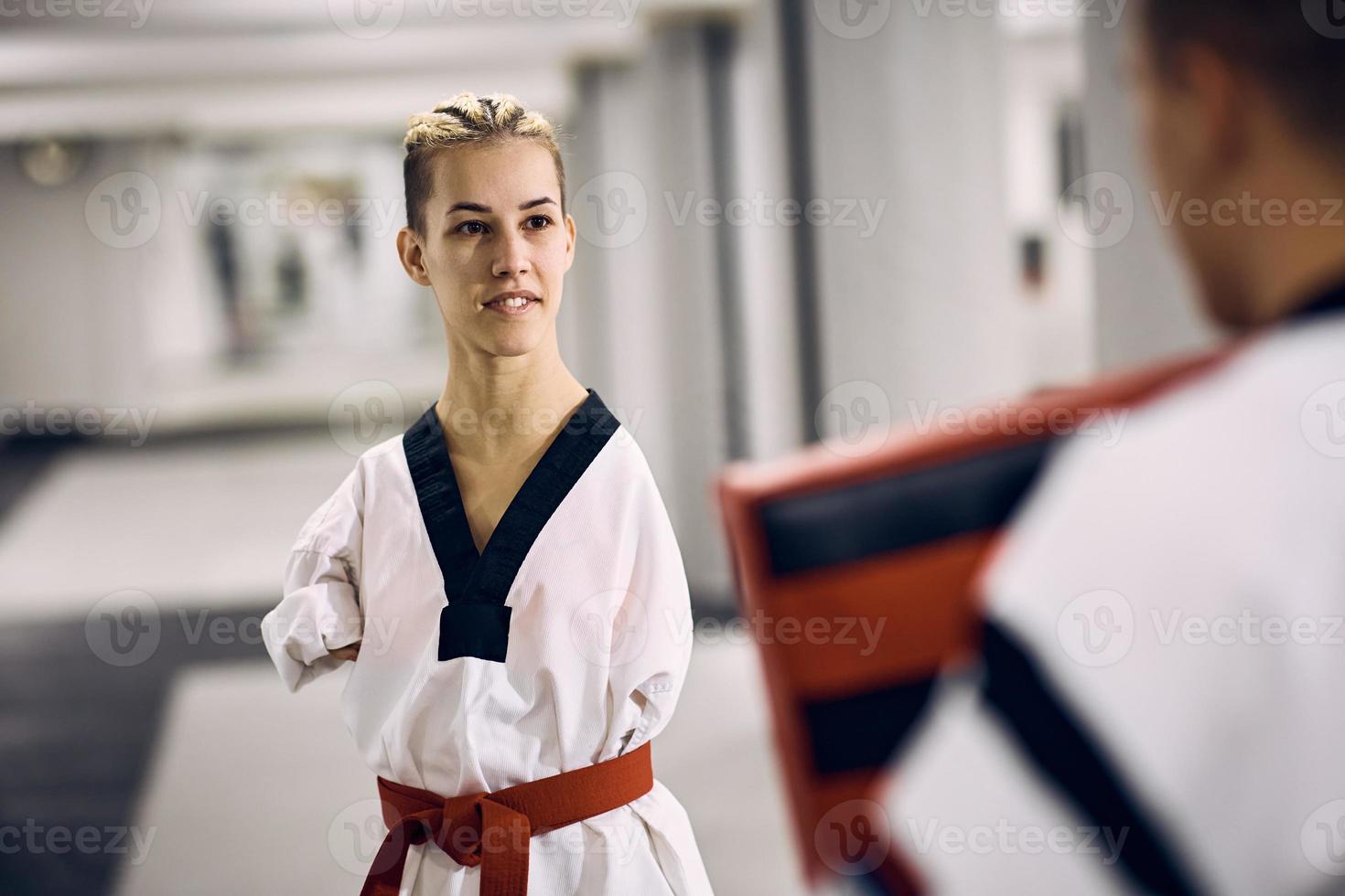 zonder armen taekwondo vechter hebben sport- opleiding met haar sparren partner in Gezondheid club. foto