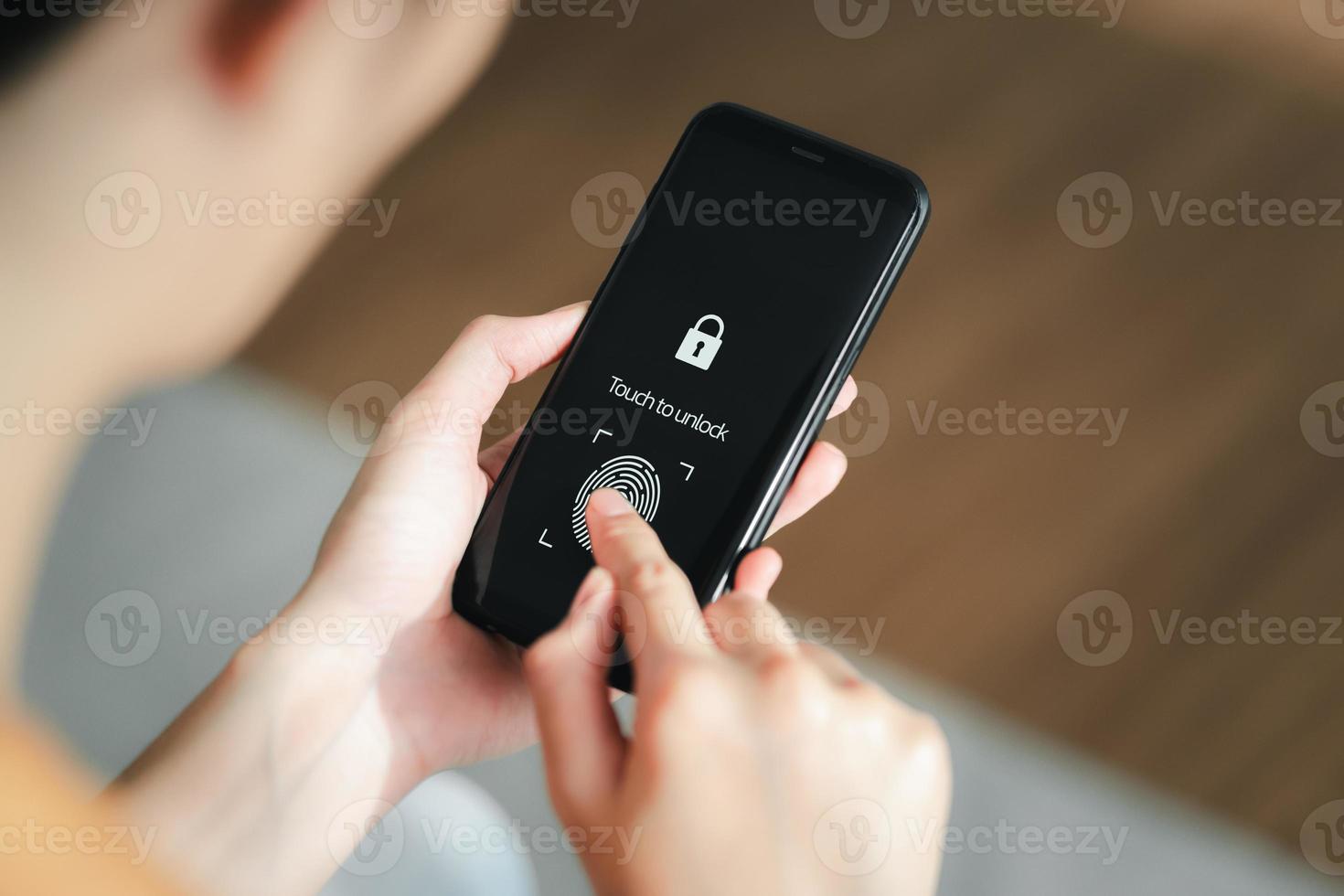 vrouw gebruik makend van slim telefoon met toepassing voor scannen vingerafdruk. cyber veiligheid van persoonlijk apparaat. foto