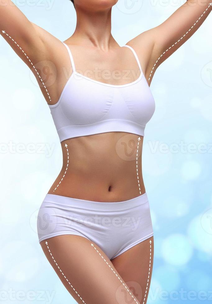 stippel lijnen Aan mooi vrouw lichaam. detailopname van vrouw slank fit lichaam met wit merken foto