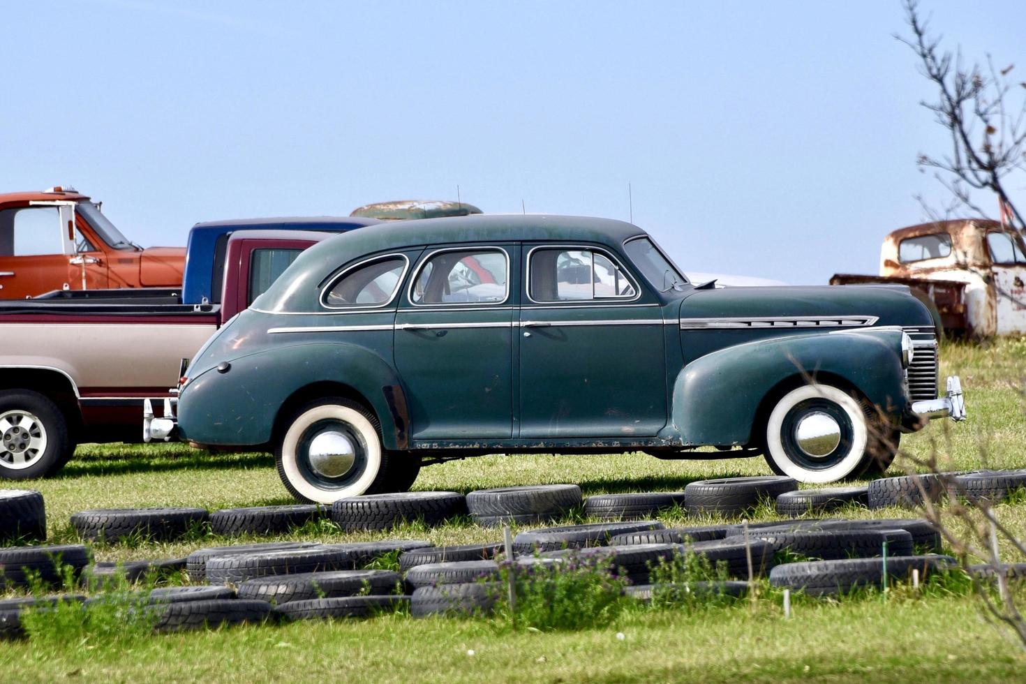 een klassiek auto Aan de boerderij foto