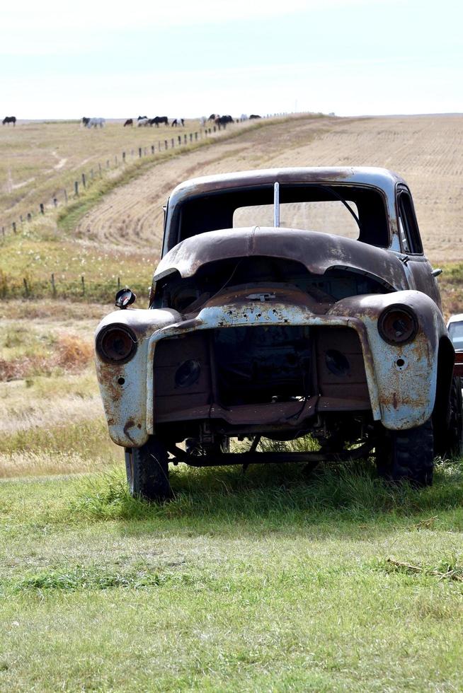 oud vernield vrachtauto in een veld- foto