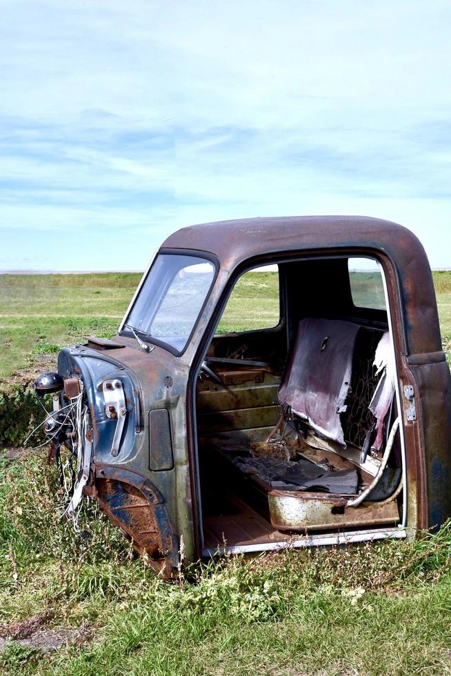 oud vrachtauto taxi in een veld- foto