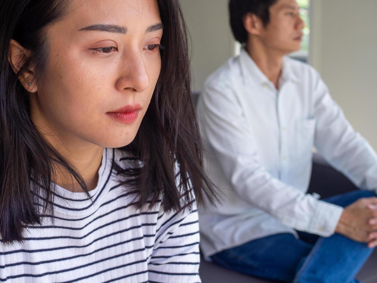 Aziatisch Dames rouwen en worden geërgerd door hun van echtgenoot gedrag. na een argument en veroorzaken pijn in de hart. boos en niet begrip elk ander, resulterend naar scheiden foto