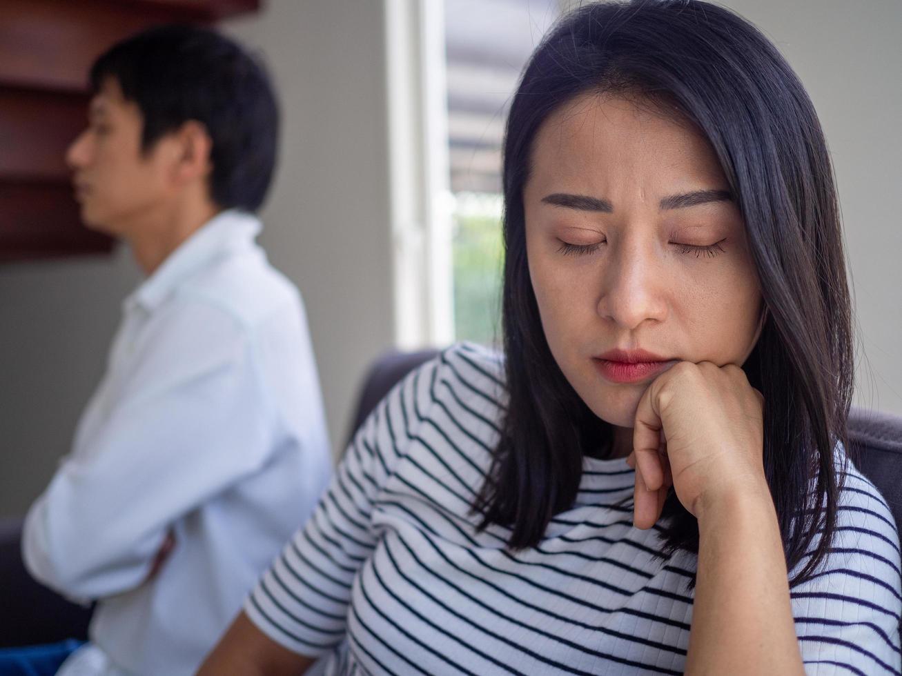 Aziatisch Dames rouwen en worden geërgerd door hun van echtgenoot gedrag. na een argument en veroorzaken pijn in de hart. boos en niet begrip elk ander, resulterend naar scheiden foto