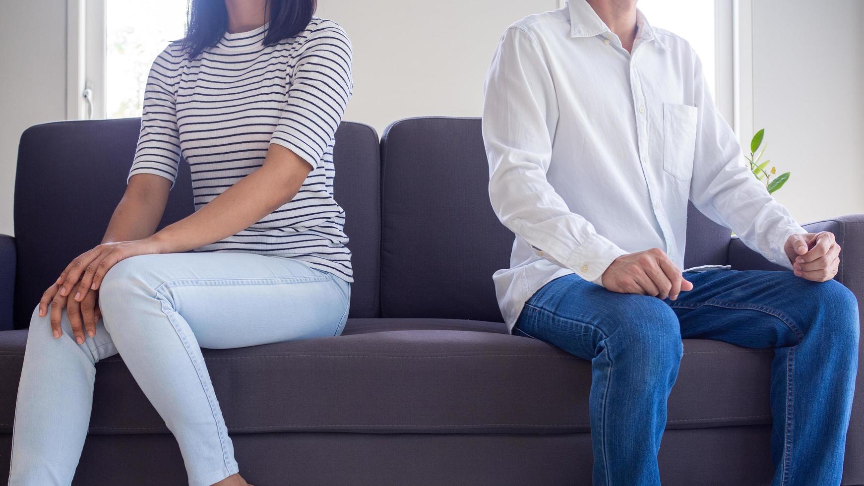 van streek paren zitten afzonderlijk Aan de sofa in de leven kamer na een argument. de probleem van liefde na huwelijk welke Leidt naar scheiden foto