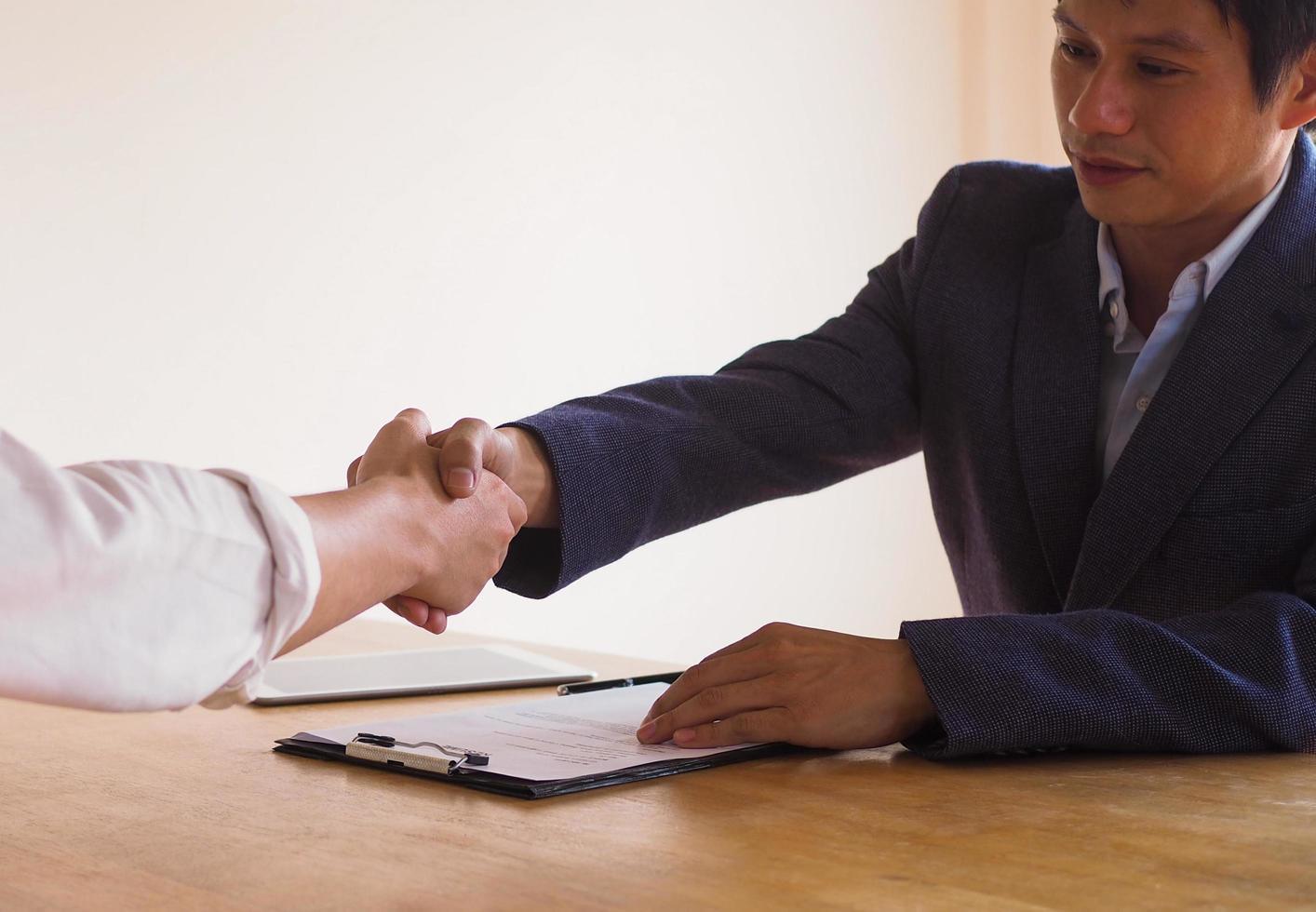 beheer doet mee hand- in accepteren nieuw medewerkers foto