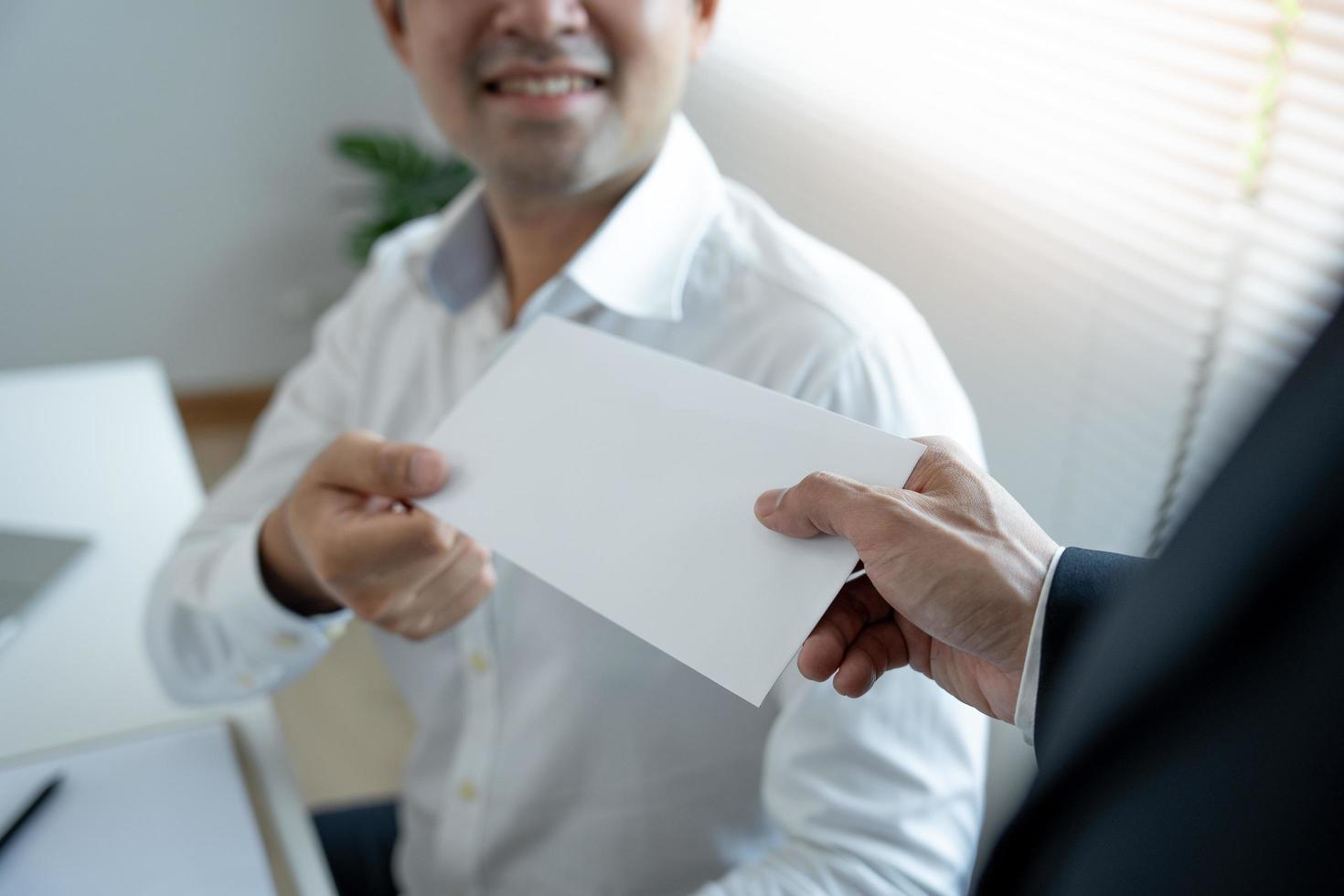 zakenlieden te ontvangen salaris of bonussen van beheer of baas. bedrijf geven beloningen naar aanmoedigen werk. glimlachen zakenman genieten van een beloning Bij de bureau in de kantoor. foto