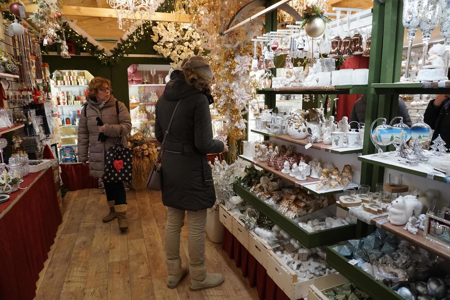 trente, Italië - december 9, 2017 - mensen Bij traditioneel Kerstmis markt foto