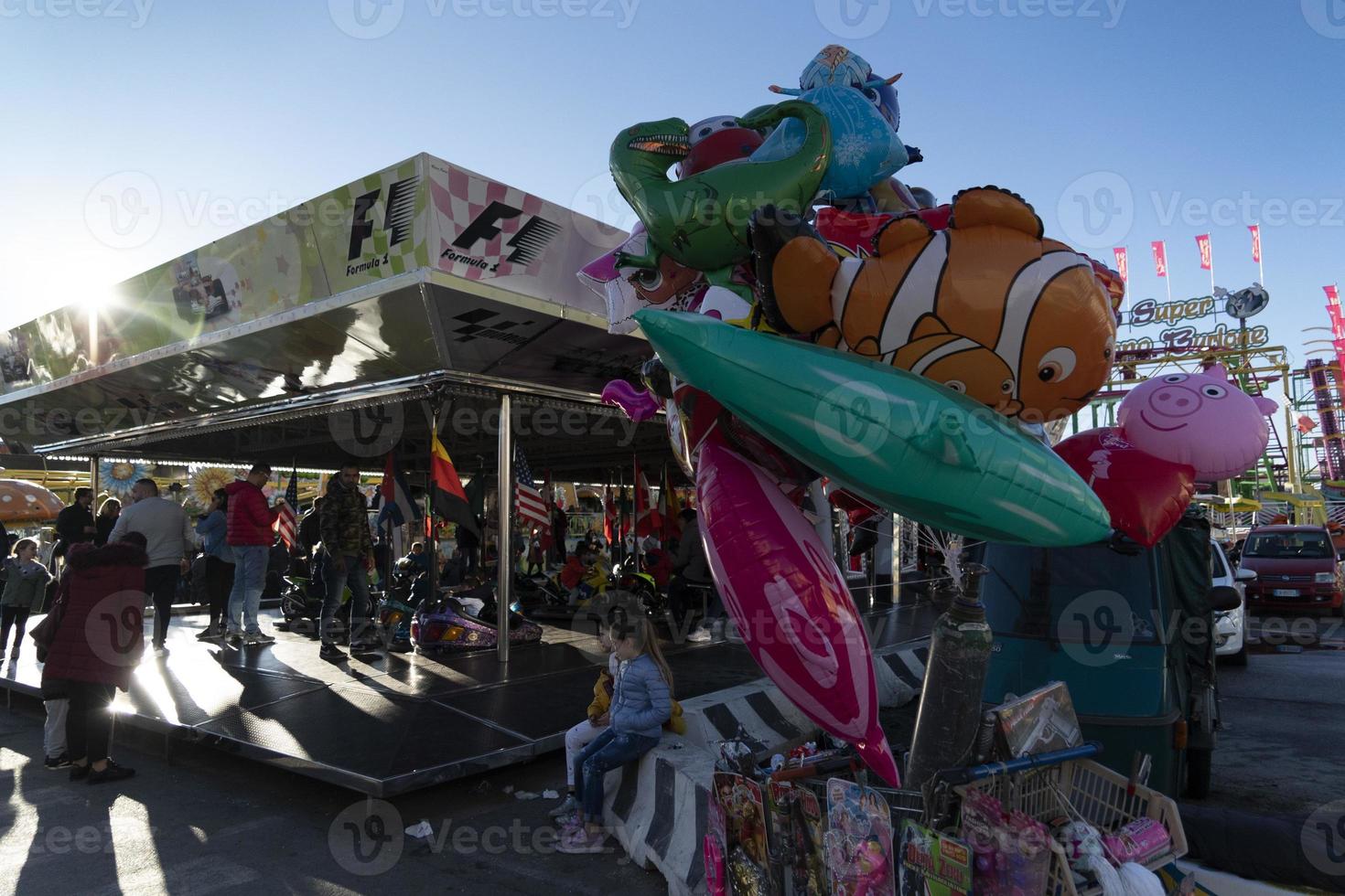 Genua, Italië - december, 9 2018 - traditioneel Kerstmis luna park pret eerlijk is geopend foto